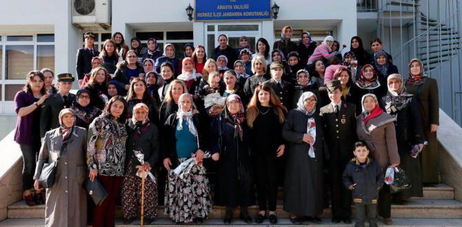 FUNDA VAROL HANIMEFENDİ, İL JANDARMA KOMUTANLIĞI’NCA DÜZENLENEN ETKİNLİKTE AZİZ ŞEHİTLERİMİZİN ANNELERİ VE EŞLERİ İLE BİR ARAYA GELDİ