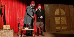 II. ABDÜLHAMİD HAN’IN VEFATININ 100. YILI VESİLESİYLE, AHMET YENİLMEZ’İN SERGİLEDİĞİ “USTA” İSİMLİ TİYATRO OYUNU HALKIMIZ TARAFINDAN BEĞENİYLE İZLENDİ