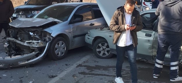 Amasya’da meydana gelen trafik kazasında iki otomobilin çarpışması sonucu 7 kişi yaralandı.