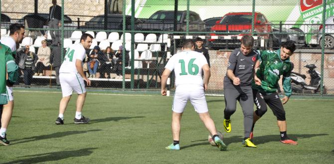 Amasyasporlu futbolcular antrenman maçında engelli taraftar Semih ve arkadaşlarını sevindirdi