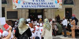 Minik Yüreklerden Büyük Yılsonu Gösterisi: Küçük Eller, Büyük Coşku!