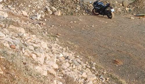 YETER ARTIK  FERHAT İLE ŞİRİN’İN YOLUNA ENGEL! HALK TEPKİLİ: “YOLU KAPATMAK ÇÖZÜM DEĞİL, GÖREVİNİ YAP!”