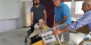 amasya merzifon ilçesinde 104 yasındakı mükime hanım tekerlekli sandelyesiyle sandık başına gitti