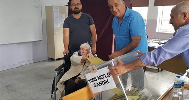 amasya merzifon ilçesinde 104 yasındakı mükime hanım tekerlekli sandelyesiyle sandık başına gitti