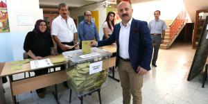 VALİMİZ DR. OSMAN VAROL CUMHURBAŞKANLIĞI VE 27.DÖNEM MİLLETVEKİLLİĞİ GENEL SEÇİMİ İÇİN OYUNU KULLANDI