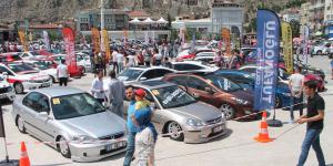 Türkiye’nin dört bir yanından 500’den fazla modifiyeli araç Amasya Çelebi Mehmet Meydanında bir araya geldi