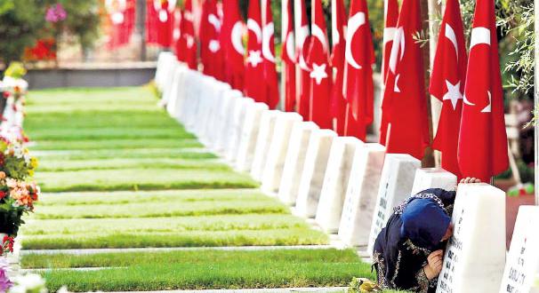 Şehitliklerde Hüzünlü Bayram