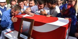 Acılı Baba Oğlunun Cenazesini Öperek Toprağa Verdi