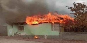 Amasya’nın Suluova ilçesinde meydana gelen yangında müstakil ev kullanılamaz hale geldi.