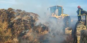 Suluova’da çıkan yangında yaklaşık 90 tonluk saman alevlere teslim oldu.