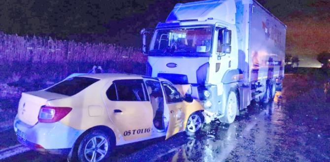 Taksi ile TIR Kafa Kafaya Çarpıştı: 1 Ölü, 4 Yaralı