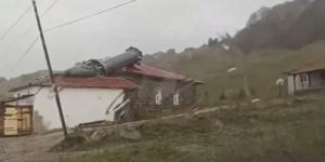 Amasya’da kuvvetli fırtına minareyi devirdi