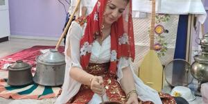 İLKOKUL ÖĞRETMENİNDEN İLGİNÇ YERLİ MALI  KUTLAMASI