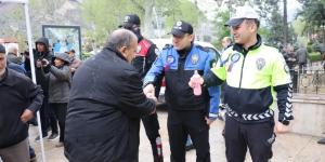 Amasya’da Polisler, Şehitlerin Hatırasına Helva Dağıttı