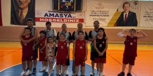 Minik Basketbolcular Babalarıyla Sahada Buluştu